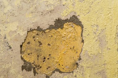 Hasarlı duvar boyası, güherçile, doku ve alçıyı gösteriyor..