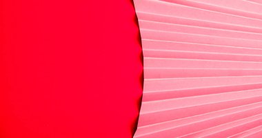 Sade kırmızı kağıt üzerinde parlak pembe katmanlı arkaplan.