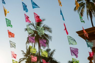 Açık Mavi Gökyüzü Sahnesine Karşı Askıya Alınan Kağıt Kesiği Afişleri. Papel picado