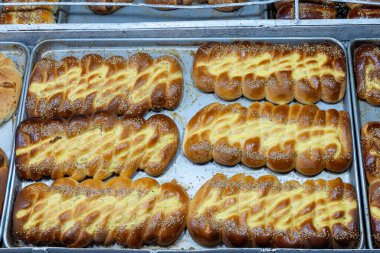 Glaze ve Susam Tohumu Yiyen Sanatsal Ekmek. Açık ekmek.