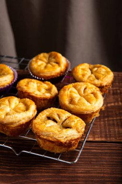 Altın Kahverengi Taze Fırınlanmış Elmalı Turtalar Soğutma Rafında