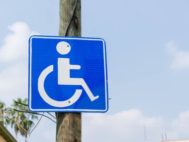 Mavi Gök 'ün altındaki Tahta Direk' te Canlı Erişilebilirlik Sembol İşareti