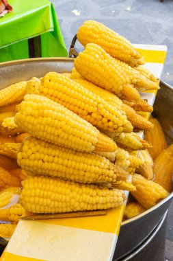 Koçanda pişmiş mısır, taze ve lezzetli. Sokak yemeği detayı.