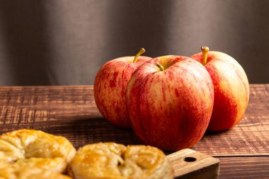 Ahşap yüzeyde Taze Lezzetli Kırmızı Elma Meyvesini Kapatın