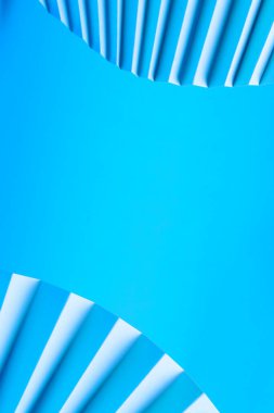 Katlanmış mavi kağıt dalga benzeri bir desen oluşturuyor..