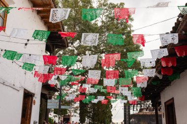 Büyüleyici Meksika Şehir Caddesinde Şenlikli ve Parlak Papel Picado Dekorasyonları
