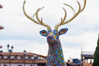 Mazamitla 'da canlı boncuklardan yapılmış geyik heykeli. Huichol kültürü.
