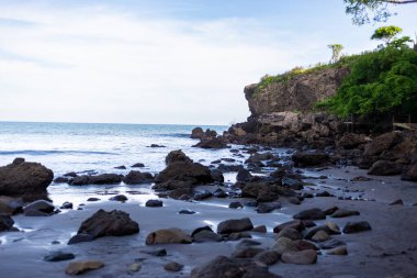 Huzurlu Rocky Shoreline Manzarası Cliff ve Yeşillik Manzarası. Palmarcito Plajı, El Salvador.