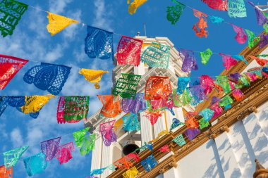 Renkli şehir Picado 'nun şenlikli çan kulesinin üstünde asılı çelengi..