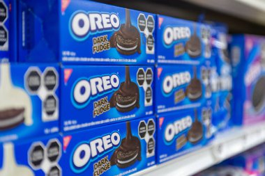 Villa de Alvarez, Colima, Meksika. 8 Ocak 2026: Lezzetli Kara Şekerlemeli Oreo Kurabiye Kutuları Perakende Rafında