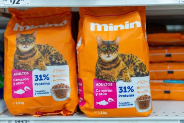 Villa de Alvarez, Colima, Meksika. 8 Ocak 2026: Süpermarket Rafında Kedi maması paketleri sergileniyor