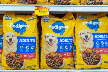 Villa de Alvarez, Colima, Meksika. 8 Ocak 2026: Bir süpermarkette Pedigree köpek maması, yetişkin kategorisi için aydınlatılmış vitrin standı.