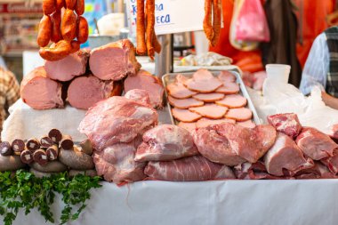 Yerel Markette Taze Et ve Sosisin Renkli Detaylı Gösterimi