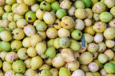 Bir yığın taze, olgun guava 'nın yakın çekimleri..