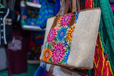 Renkli Nakışlı Çiçek Detaylı Kumaş Torbası Satılık Görüntü