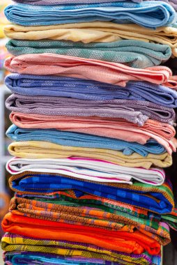 Piyasada Satılık Katlanmış Kumaş Tekstil Yığını