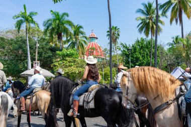 Colima, Colima, Meksika. 7 Şubat 2026: Geleneksel kıyafetler giyen dev figürler. Villa de Alvarez boğa güreşi fuarında Mojigangolar.