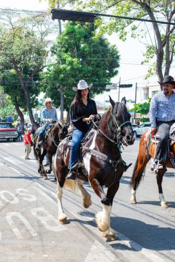 Colima, Colima, Meksika. 7 Şubat 2026: Geleneksel kıyafetler giyen dev figürler. Villa de Alvarez boğa güreşi fuarında Mojigangolar.