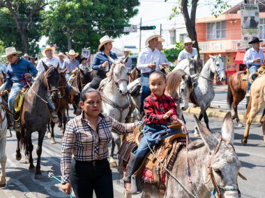 Colima, Colima, Meksika. 7 Şubat 2026: Geleneksel kıyafetler giyen dev figürler. Villa de Alvarez boğa güreşi fuarında Mojigangolar.