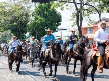 Colima, Colima, Meksika. 7 Şubat 2026: Geleneksel kıyafetler giyen dev figürler. Villa de Alvarez boğa güreşi fuarında Mojigangolar.