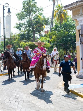 Colima, Colima, Meksika. 7 Şubat 2026: Geleneksel kıyafetler giyen dev figürler. Villa de Alvarez boğa güreşi fuarında Mojigangolar.