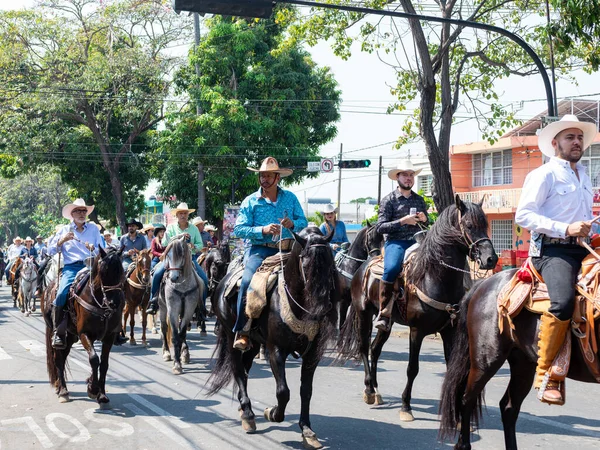 Colima, Colima, Meksika. 7 Şubat 2026: Geleneksel kıyafetler giyen dev figürler. Villa de Alvarez boğa güreşi fuarında Mojigangolar.