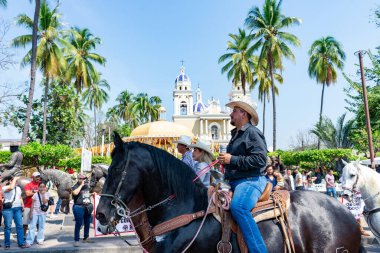 Colima, Colima, Meksika. 7 Şubat 2026: Geleneksel kıyafetler giyen dev figürler. Villa de Alvarez boğa güreşi fuarında Mojigangolar.