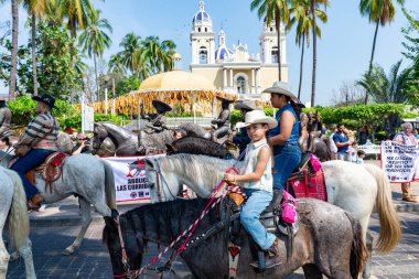 Colima, Colima, Meksika. 7 Şubat 2026: Geleneksel kıyafetler giyen dev figürler. Villa de Alvarez boğa güreşi fuarında Mojigangolar.