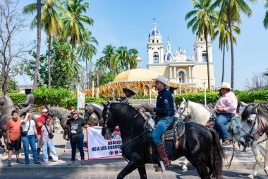 Colima, Colima, Meksika. 7 Şubat 2026: İnsanlarla ve Koloni Kilisesi Sahnesiyle Dinamik Açık Hava Geçidi