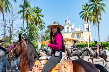 Colima, Colima, Meksika. 7 Şubat 2026: Meksika 'da Charro Binicisi Bir Kadının Renkli Kırsal Sahnesi