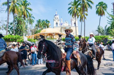 Colima, Colima, Meksika. 7 Şubat 2026: İnsanlarla ve Koloni Kilisesi Sahnesiyle Dinamik Açık Hava Geçidi
