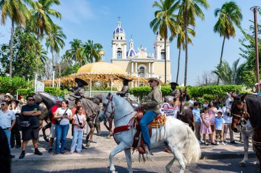 Colima, Colima, Meksika. 7 Şubat 2026: İnsanlarla ve Koloni Kilisesi Sahnesiyle Dinamik Açık Hava Geçidi