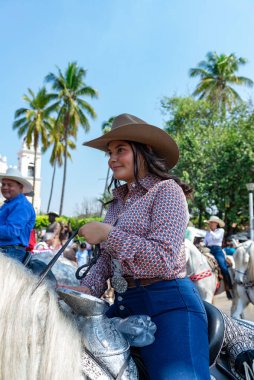 Colima, Colima, Meksika. 7 Şubat 2026: Binicilik Etkinliği sırasında Açık Hava Kovboyu Kız At Biniyor