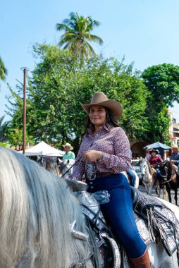 Colima, Colima, Meksika. 7 Şubat 2026: Binicilik Etkinliği sırasında Açık Hava Kovboyu Kız At Biniyor