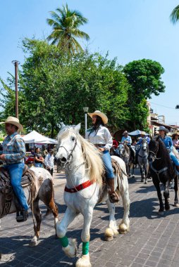 Colima, Colima, Meksika. 7 Şubat 2026: Geçit töreninde at süren kovboyların canlı ve şen bir sahnesi.
