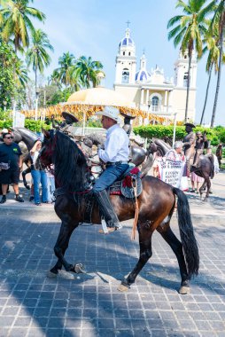 Colima, Colima, Meksika. 7 Şubat 2026: Geçit töreninde at süren kovboyların canlı ve şen bir sahnesi.