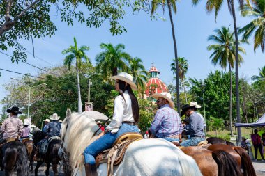 Colima, Colima, Meksika. 7 Şubat 2026: Geçit töreninde at süren kovboyların canlı ve şen bir sahnesi.