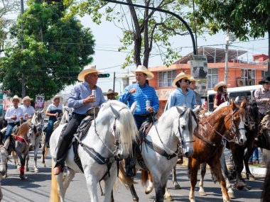 Colima, Colima, Meksika. 7 Şubat 2026: Geçit töreninde at süren kovboyların canlı ve şen bir sahnesi.