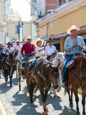 Colima, Colima, Meksika. 7 Şubat 2026: Geçit töreninde at süren kovboyların canlı ve şen bir sahnesi.