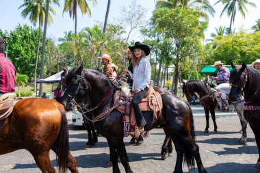 Colima, Colima, Meksika. 7 Şubat 2026: Geçit töreninde at süren kovboyların canlı ve şen bir sahnesi.