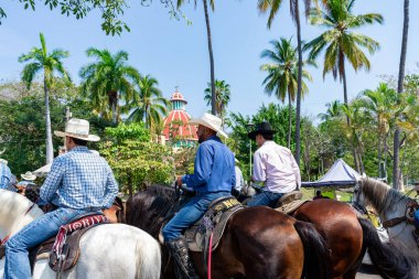 Colima, Colima, Meksika. 7 Şubat 2026: Geçit töreninde at süren kovboyların canlı ve şen bir sahnesi.