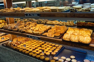 Raflarda Taze Fırınlanmış Ürünlerin Zengin Çeşitliliği