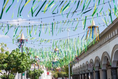 Bir Kasabada Şenlikli Kırsal Sokak Dekorasyonu Kurdeleler ve Sombrerolarla