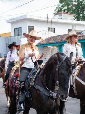 Colima, Colima, Meksika. 13 Şubat 2026: At Sırtı Yürüyüşü Olayında Kadın Charro Sürücüsü