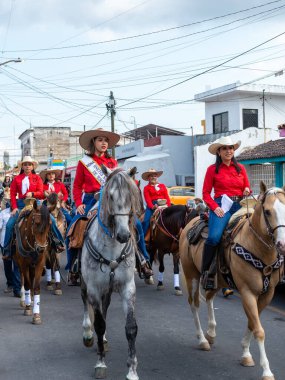 Colima, Colima, Meksika. 13 Şubat 2026: At Sırtı Yürüyüşü Olayında Kadın Charro Sürücüsü