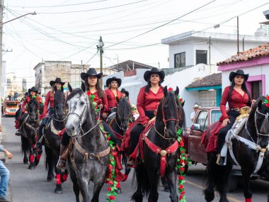Colima, Colima, Meksika. 13 Şubat 2026: At Sırtı Yürüyüşü Olayında Kadın Charro Sürücüsü