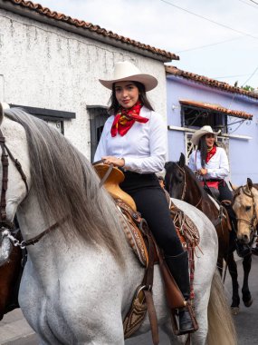 Colima, Colima, Meksika. 13 Şubat 2026: At Sırtı Yürüyüşü Olayında Kadın Charro Sürücüsü