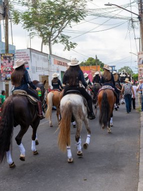 Colima, Colima, Meksika. 13 Şubat 2026: At Sırtı Yürüyüşü Olayında Kadın Charro Sürücüsü