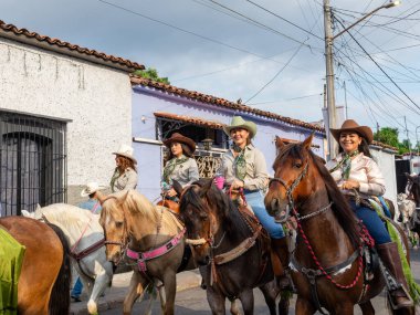Colima, Colima, Meksika. 13 Şubat 2026: At Sırtı Yürüyüşü Olayında Kadın Charro Sürücüsü