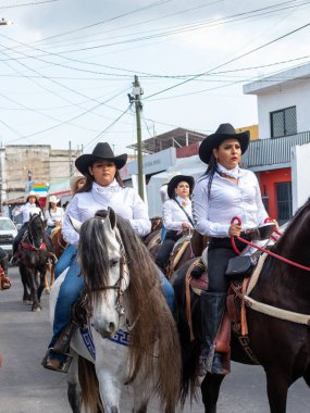 Colima, Colima, Meksika. 13 Şubat 2026: At Sırtı Yürüyüşü Olayında Kadın Charro Sürücüsü
